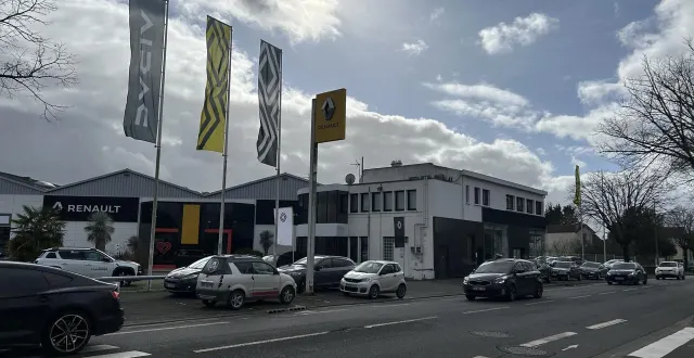 photo  à niort, vendredi 20 février. le garage renault est implanté au 214, avenue de paris à niort depuis 1979.  &copy;  co - gabin chamereau 