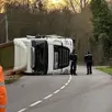 photo  un camion est renversé à gouffern-en-auge. 