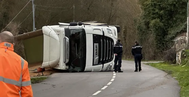 photo  un camion est renversé à gouffern-en-auge.  &copy;  ouest-france 