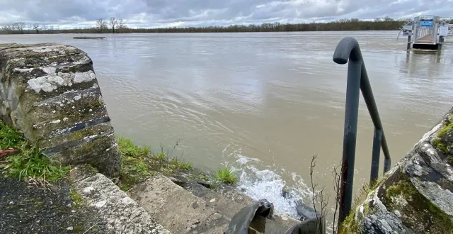photo  montjean-sur-loire, lundi 23 février. des pompes ont été mises en place pour évacuer l’eau qui s’est infiltrée dans certaines maisons et commerces, dont un hôtel-restaurant, en raison de la crue de la loire.  &copy;  co - julien sureau 