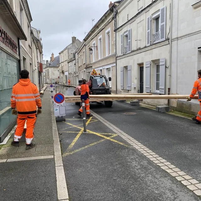 photo chalonnes-sur-loire, lundi 23 février. avec le début de la décrue de la loire, les services techniques de la commune ont débuté le retrait des parpaings et des planches installés pour lutter contre les inondations.  ©  co - julien sureau