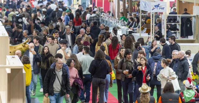 photo  ambiance dans les allées du hall 1 du salon international de l’agriculture malgré l’absence très remarquée des bovins le public est au rendez-vous.  &copy;  mathieu pattier / ouest-france 