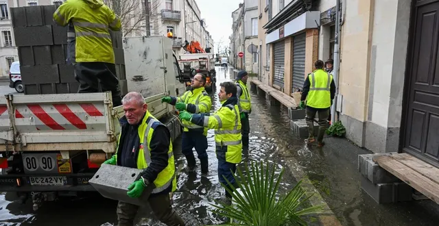 photo  angers, le 19 février 2026. les agents mobilisés ont distribué 3 600 parpaings et posé 4 km de planches.  &copy;  co - laurent combet 