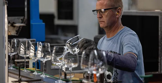 photo  un employé enlève des débris de verre à l’usine de verre arc à arques, dans le nord de la france, le 9 septembre 2022.  &copy;  afp 