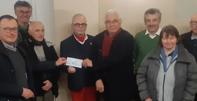 photo  hervé racat, membre du conseil économique paroissial (à gauche au premier rang).  &copy;  ouest-france 