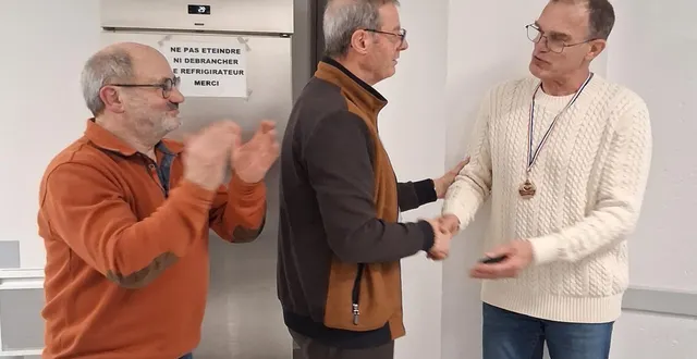photo  sous les applaudissements du président de la société sportive, le maire délégué claude guérin a remis la médaille communale à patrick souchard, formateur au dojo membrollais depuis les premières années de ce club de judo.  &copy;  ouest-france 