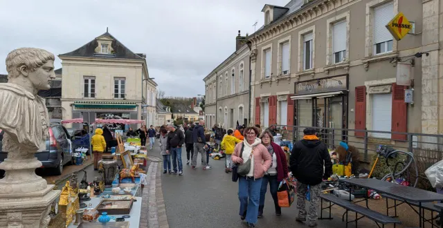 photo  c’est sous une pluie fine que le comité des fêtes a organisé, dimanche, sa traditionnelle brocante dans le centre bourg. souvent la première de la saison en extérieur dans le département. « nous sommes malgré tout comptant de notre journée avec 95 exposants dont 27 de la commune. à cette date, nous sommes vraiment dépendants de la météo », indiquait, christine pichon, la présidente.  &copy;  ouest-france 