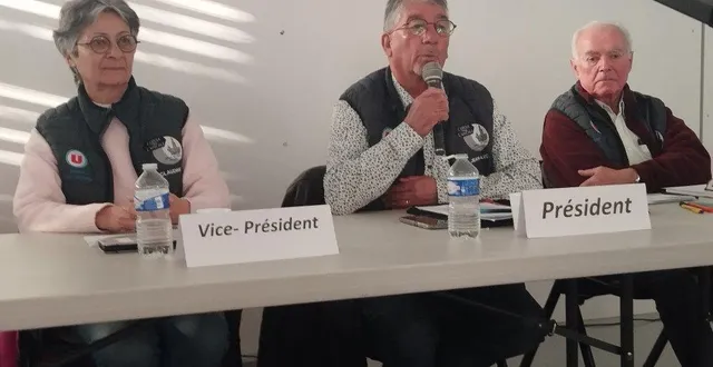 photo  lors de l’assemblée générale, jean-luc mouteau, président de l’amicale (au centre), a expliqué aux sociétaires le choix de vouloir racheter à la mairie les murs de l’amicale.  &copy;  co 