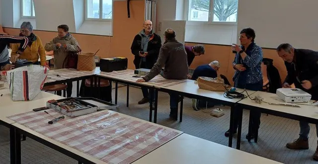 photo  passionnés de bricolage, férus de pannes électriques, pâtissière : toutes et tous ont participé au repair café, samedi 21 février, à thouarcé.  &copy;  co 