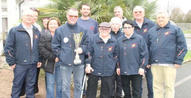 photo  les douze personnes qui portaient les couleurs de l’ams jusqu’à dimanche dernier.  &copy;  le maine libre 