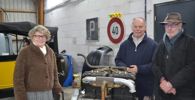 photo  chantal de lacombe, arrière arrière petite-fille d’amédée bollée, christophe touchet, pascal boucontet autour d’un moteur bollée.  &copy;  le maine libre 