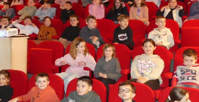 photo  les élèves de l’école primaire ont ouvert le forum.  &copy;  le maine libre 