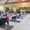 photo  le cours de yoga en famille a créé un moment joyeux de complicité. 