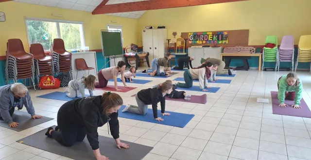 photo  le cours de yoga en famille a créé un moment joyeux de complicité.  &copy;  le maine libre 