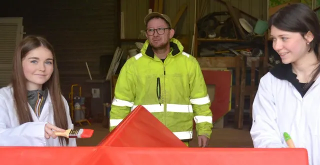 photo  sous l’œil attentif de tony corbin, agent municipal, les ados ont redonné un coup de neuf aux jeux de l’école maternelle.  &copy;  le maine libre 