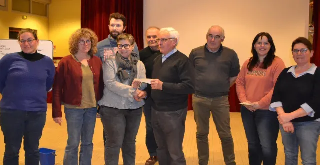 photo  la remise de chèque faite par le président  &copy;  le maine libre 