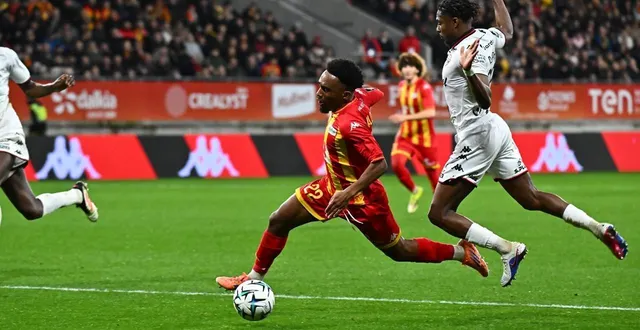 photo  le manceau lucas calodat sur le point de s’effondrer dans la surface guingampaise.  &copy;  franck dubray / ouest-france 