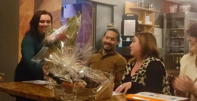 photo  marylise moreau a reçu des cadeaux pour ses huit années de présence au bureau de candé avenir entreprise.  &copy;  ouest-france 