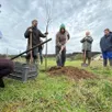 photo  une quinzaine de personnes se sont retrouvées, à l’initiative de la biocoop de la flèche (sarthe) pour planter des arbres et des haies sur l’exploitation de brice massé, producteur qui écoule une partie de ses légumes dans le magasin. 