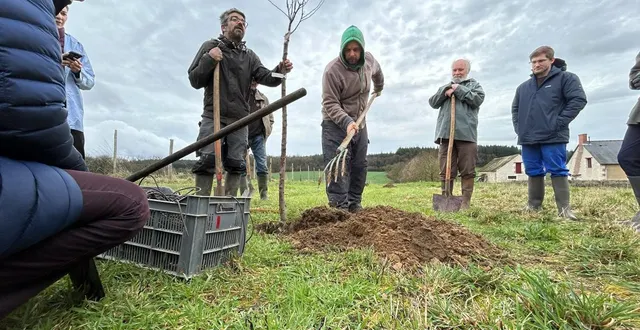 photo  une quinzaine de personnes se sont retrouvées, à l’initiative de la biocoop de la flèche (sarthe) pour planter des arbres et des haies sur l’exploitation de brice massé, producteur qui écoule une partie de ses légumes dans le magasin.  &copy;  ouest-france 