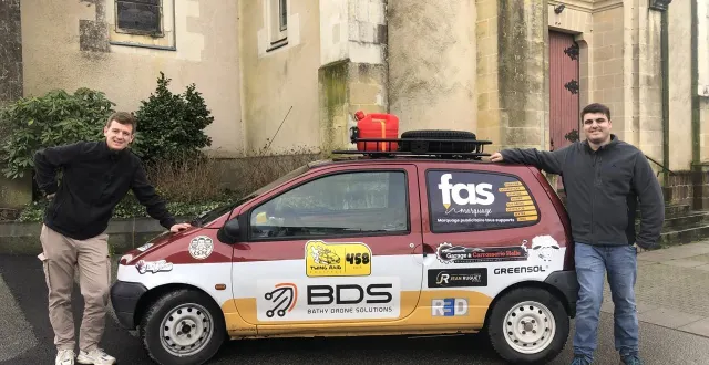 photo  élie roussez, à gauche, et alvin puchois, à droite, avec leur twingo de 1996, en route pour le twing raid.  &copy;  ouest-france 
