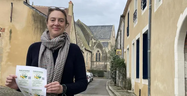 photo  alexandra horwitz a imprimé des flyers qu’elle distribue dans le village.  &copy;  le maine libre 