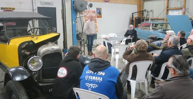 photo  christophe touchet et pascal boucontet ont présidé l’assemblée générale du rétromobile club de juigné-sur-sarthe au milieu de deux modèles de collection, mercredi 18 février 2026.  &copy;  ouest-france 