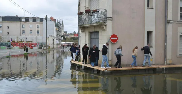 photo  la décrue de la maine (ici à angers) devrait être accélérée par la baisse du niveau de la loire en amont de la confluence entre les deux cours d’eau. mais le maine-et-loire reste en vigilance aux inondations.  &copy;  ouest-france 