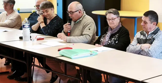 photo  stéphane boudier, le président, en compagnie des membres du conseil d’administration de l’association radio alpes mancelles.  &copy;  le maine libre 