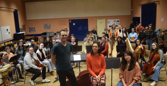 photo  les premières répétitions de “telesmatika” ont eu lieu au sein de l’école de musique de beaupréau-en-mauges, sous la direction du compositeur joachim florent (devant à gauche), avec une trentaine d’élèves musiciens des mauges.  &copy;  ouest-france 