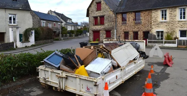 photo  des meubles jetés par les habitants après la montée des eaux. photo d’illustration.  &copy;  ouest-france 