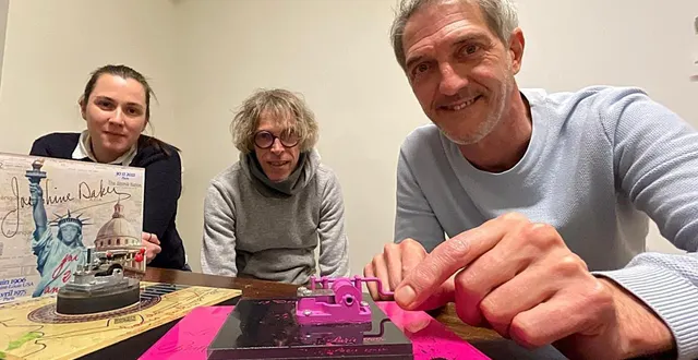 photo  chloé bellanger, chargée de mission pour la mairie de la flèche, jérôme sallenave, musicien membre du collectif the atomik nation et richard le normand, directeur du carroi à la flèche ce mercredi 28 janvier 2026, avec des boîtes à musique d’un genre similaire à celles en projet.  &copy;  le maine libre - louis gohin 