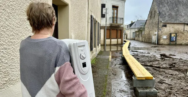 photo  briollay, lundi 23 février 2026. privés de gaz depuis trois jours à la suite des inondations, ces habitants viennent récupérer des convecteurs électriques à la mairie.  &copy;  co - chloé bossard 