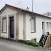 photo la halte du secours catholique, situé dans une impasse du centre-ville des herbiers, est composée d’une pièce de vie avec cuisine équipée, d’une chambre avec deux lits, d’une salle de bain et d’un local avec des machines à linge.