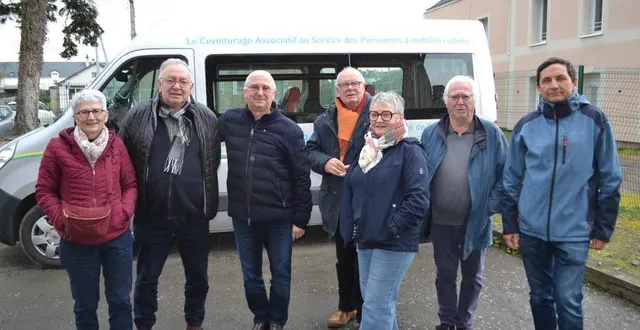 photo  pascal tansorier (troisième, en partant de la gauche), aux côtés de jean-claude bechepois, ancien président (deuxième à gauche).  &copy;  le maine libre 