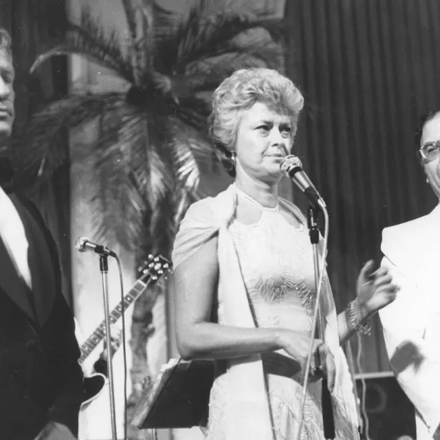 photo anne d’ornano, maire de deauville, entourée de lionel chouchan et andré halimi, en septembre 1982.  ©  archives ouest france archives