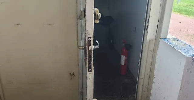 photo  les trois serrures de la porte du club-house, située sur le côté, ont été forcées la semaine dernière. une plainte a été déposée.  &copy;  co 