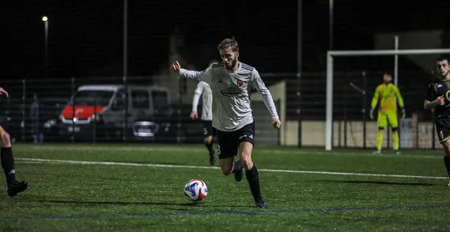 photo  mattéo brossard et les parthenaisiens ont profité de leur terrain synthétique pour engranger trois points supplémentaires en d1.  &copy;  archives co - jordan magneron 