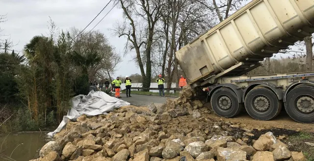 photo  en pleine crue de loire, la levée de saint-jean-de-la-croix (près d’angers, en maine-et-loire) a dû être renforcée pour permettre l’évacuation des habitants dont les maisons étaient cernées par les inondations.  &copy;  ouest-france 
