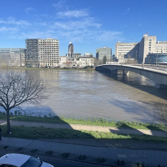 photo ce mardi 24 février, le soleil est de retour dans le département de la loire-atlantique et la loire, toujours très haute, amorce sa lente décrue (comme ici à nantes, près du chu).  ©  ouest france
