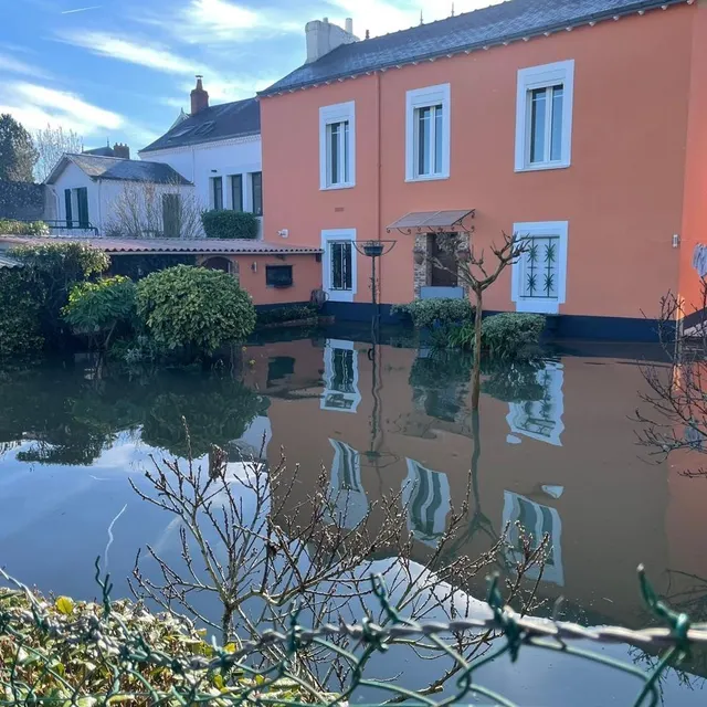 photo cette maison, située dans le quartier haute-île, à rezé, a toujours les pieds dans l’eau, ce matin du mardi 24 février, même si la loire est en décrue.  ©  ouest france