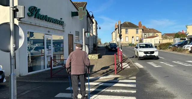 photo  faye-l’abbesse, mardi 24 février. la probable disparition de la pharmacie, fin mars, est de nature à créer un manque dans le centre-bourg du village. les habitants devront, à l’avenir, se rendre à bressuire.  &copy;  co-fabien gouault 