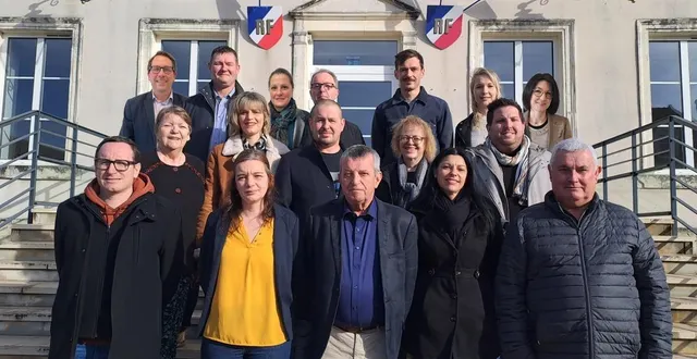 photo  de gauche à droite : au premier rang, thomas brouard, aurélie brouard, alain sabras, brigitte dutardre, didier grasteau. au deuxième rang, ghislaine goux, adeline esnault, frédéric epineau, patricia glatigny, benjamin sabras. au troisième rang, bruno rogez, jean marc hamon, sabrina morin, jacques bouvet, olivier ferrero, estelle sauton, sophie jacquin.  &copy;  montage fourni par la liste 