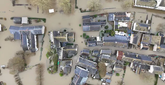 photo  une vue aérienne de béhuard (maine-et-loire) sous les eaux.  &copy;  jérémy girault 