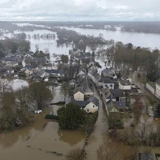 Une vue aérienne de Béhuard (Maine-et-Loire) sous les eaux. Jérémy Girault photo une vue aérienne de béhuard (maine-et-loire) sous les eaux. © jérémy girault