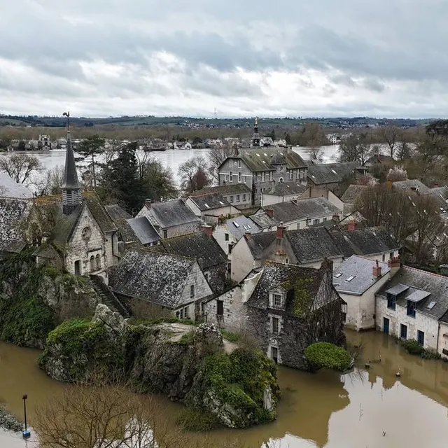 Une vue aérienne de Béhuard (Maine-et-Loire) sous les eaux. Jérémy Girault photo une vue aérienne de béhuard (maine-et-loire) sous les eaux. © jérémy girault