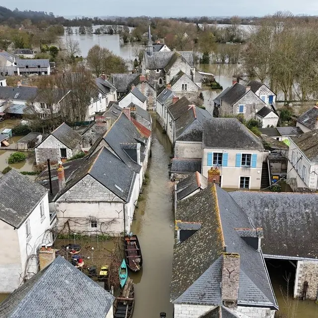 Une vue aérienne de Béhuard (Maine-et-Loire) sous les eaux. Jérémy Girault photo une vue aérienne de béhuard (maine-et-loire) sous les eaux. © jérémy girault