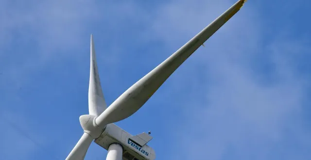 photo  l’une des pales de cette éolienne avait été endommagée, provoquant l’arrêt du parc par mesure de sécurité.  &copy;  co - marie delage 