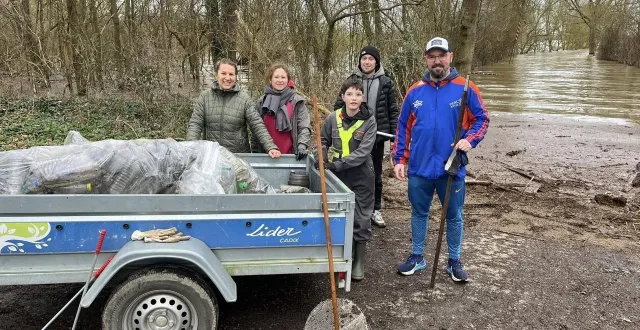 photo  un ramassage citoyen entre tiercé et cheffes a rassemblé dimanche dernier des habitants mobilisés pour nettoyer la voie cyclable après la montée des eaux.  &copy;  co 