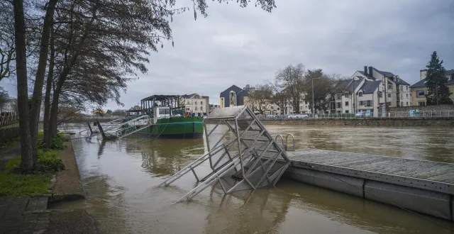 photo  vendredi, il n’était pas facile de sortir de sa péniche amarrée en bord de sarthe au mans.  &copy;  le maine libre - denis lambert 